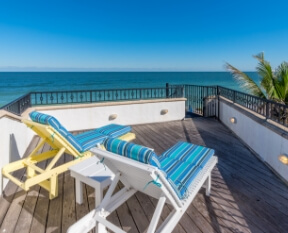 La Dolce Vita rooftop deck chairs